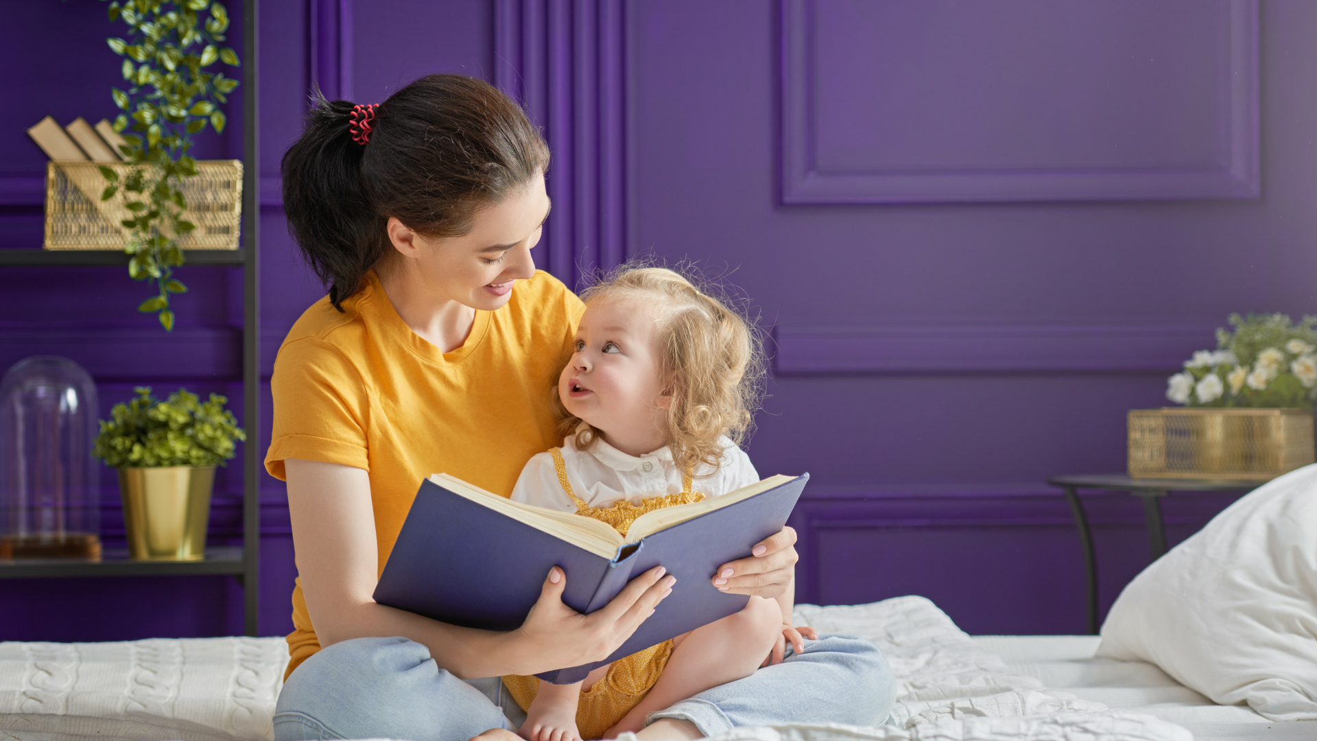 Книга няня для дочки. Мама читает ребенку. Книги о маме для детей. Мама читает книгу. Мама читает книгу ребенку.